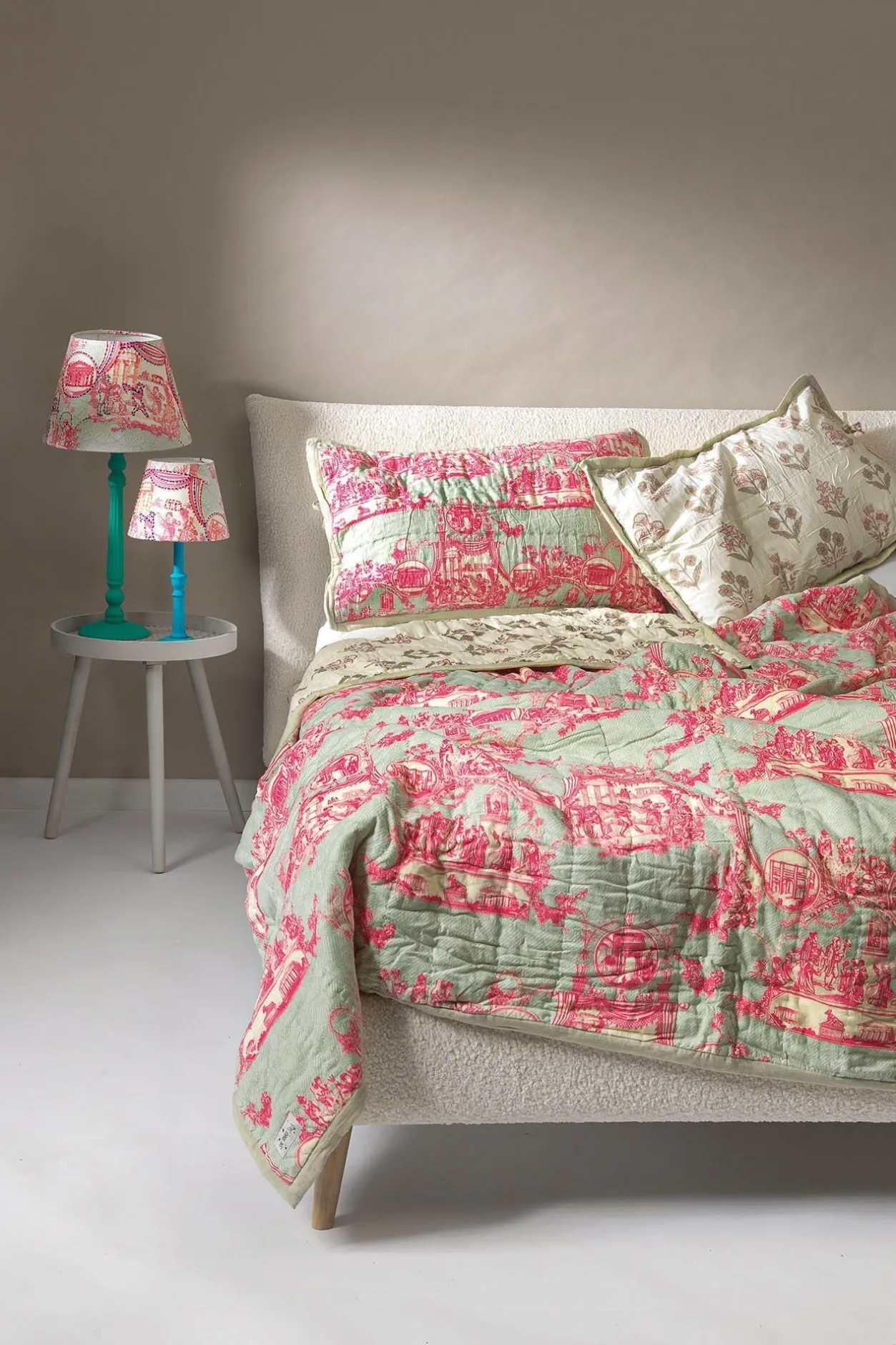 One Hundred Stars Ancient Column Pink Bedspread