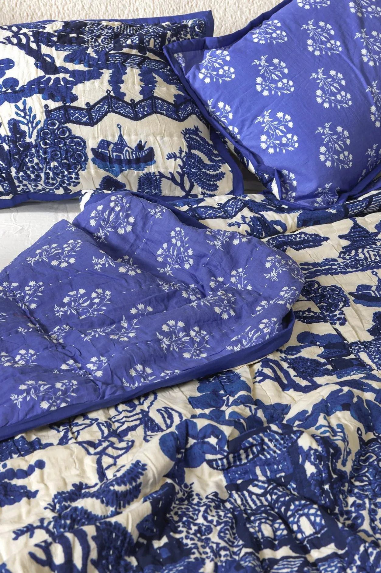 One Hundred Stars Giant Willow Blue Bedspread