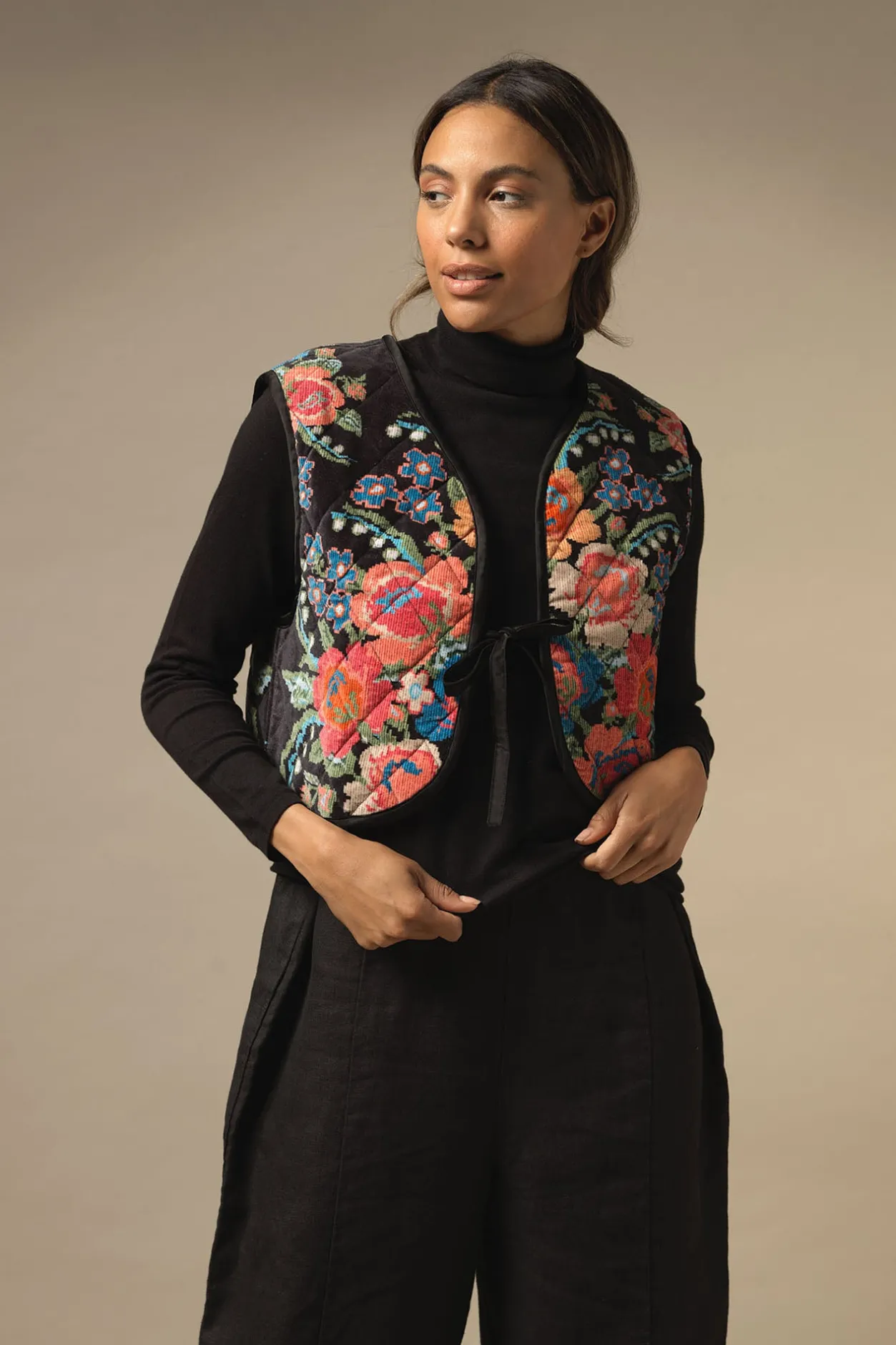 Women One Hundred Stars Woven Flower Black Gilet